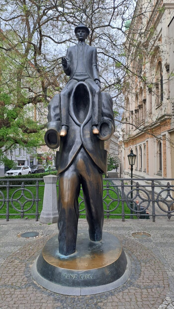 Estatua de Franz Kafka en Praga