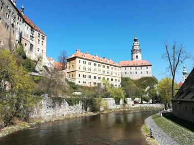 Castillo de Český Krumlov junto al río Moldava