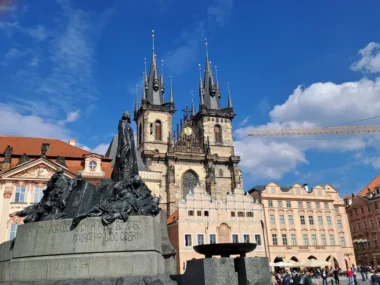Plaza de la Ciudad Vieja e Iglesia de Týn en Praga