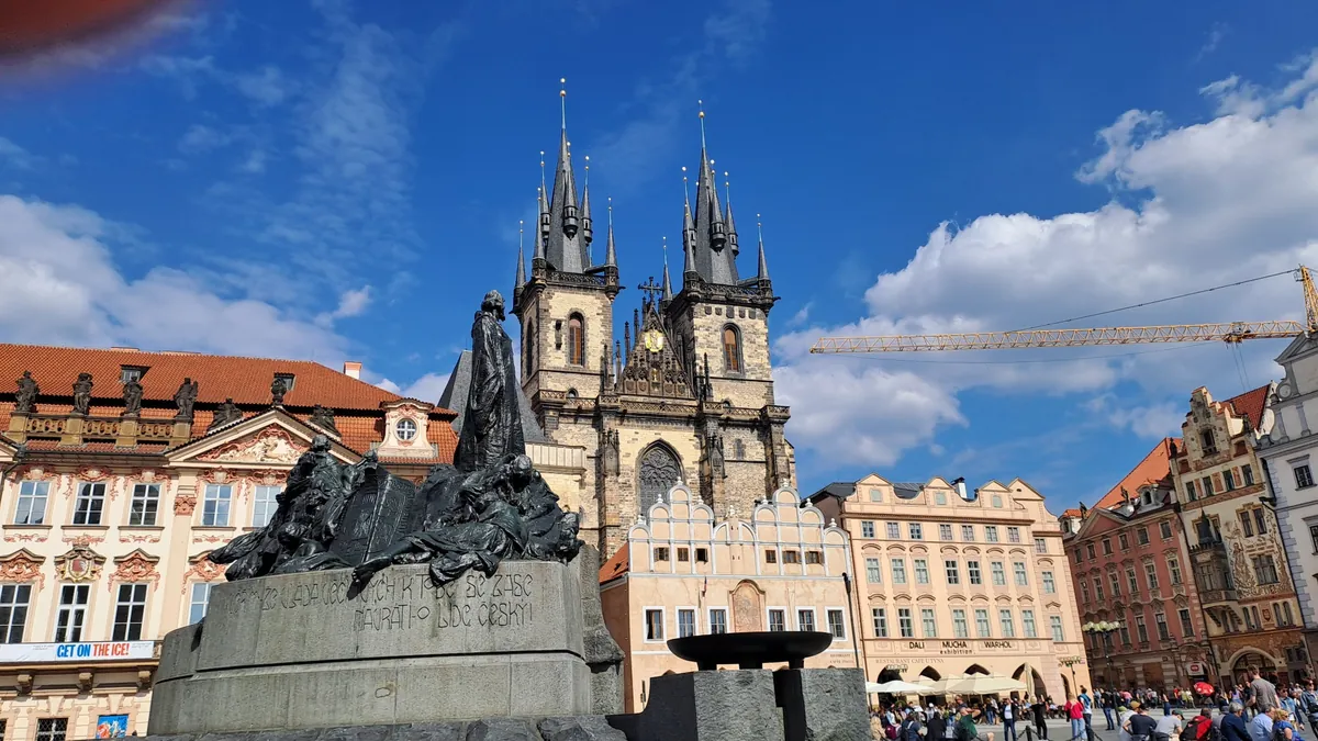 Plaza de la Ciudad Vieja e Iglesia de Týn en Praga