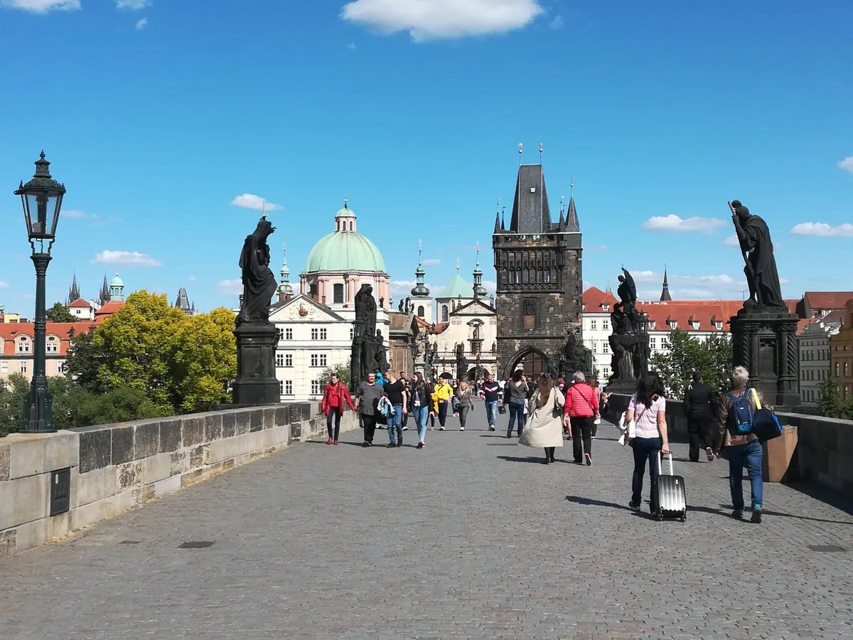 Puente de Carlos y Torre de la Ciudad Vieja en Praga