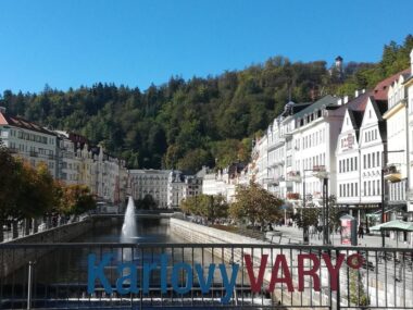 Vista de Karlovy Vary junto al río Teplá