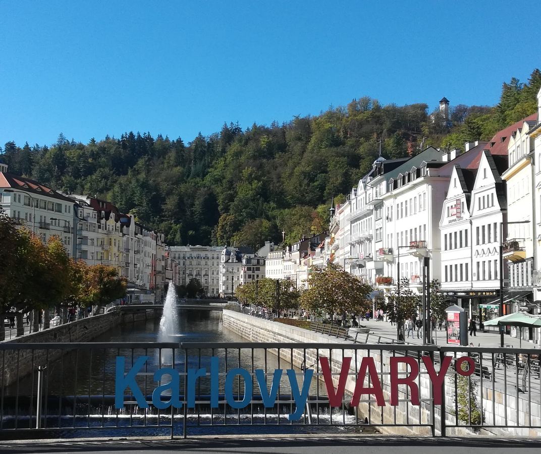 Vista de Karlovy Vary junto al río Teplá
